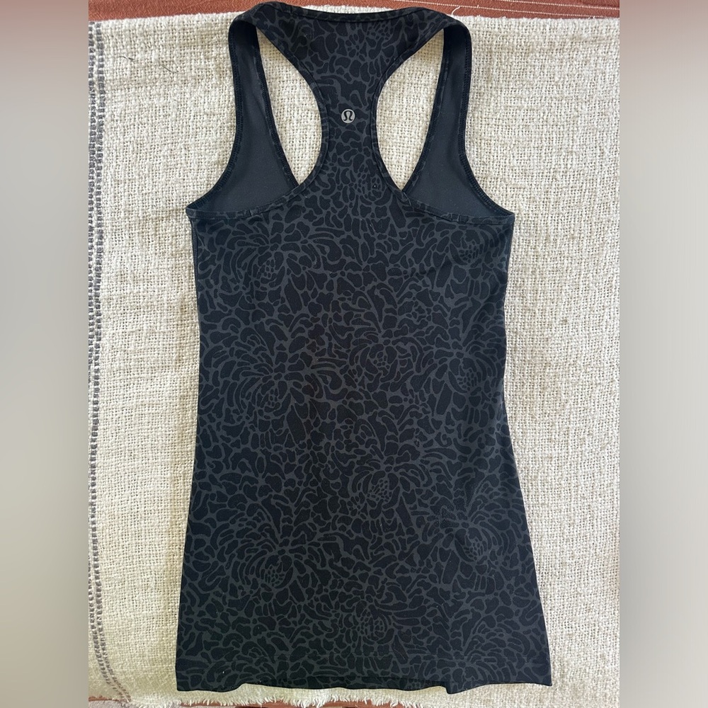 Lululemon - Picture 3 of 3